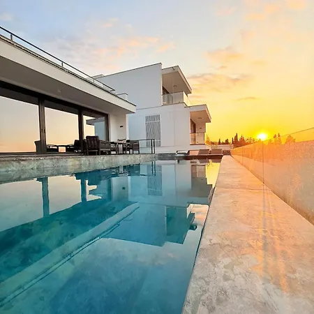 Maryam Modern Luxury & View In Willa